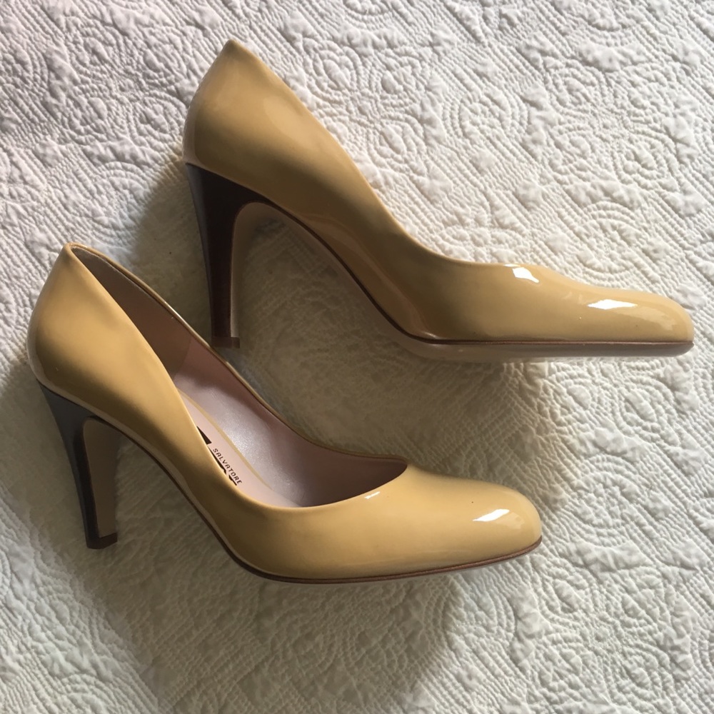NEVER WORN Tan Ferragamo Heels
